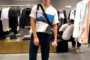 夏季男生T恤怎么穿搭好看
