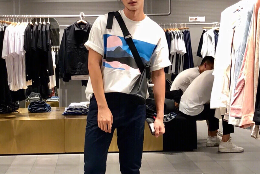 夏季男生T恤怎么穿搭好看 1