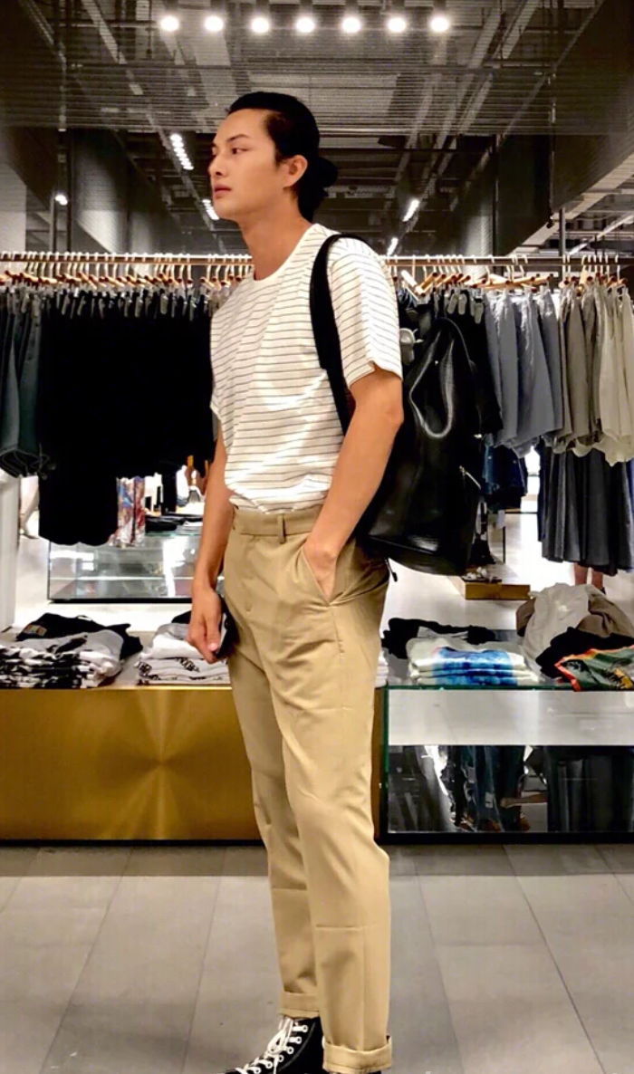 夏季男生T恤怎么穿搭好看 4
