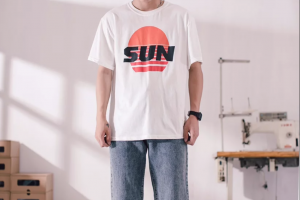 夏季男生搭配街拍 輕松愉悅的感受