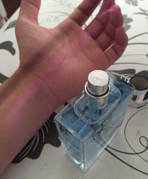 男士噴香水的方法 可以噴在哪些位置 4