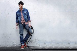 男人秋裝搭配街拍 一件牛仔服盡顯男人氣質