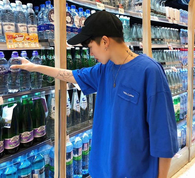 男生不同顏色的T恤搭配技巧 1