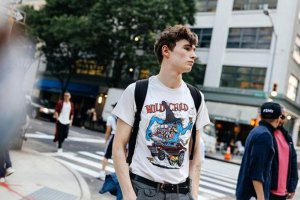 偏瘦男生穿衣搭配圖 增添一些隨性氣息