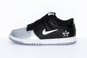  Supreme x Nike SB Dunk 聯(lián)名鞋款