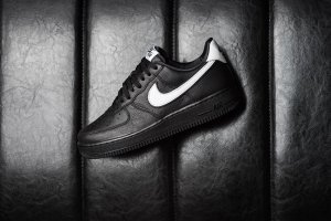  Nike Air Force 1純黑色 復(fù)古感與時尚氣息兼具