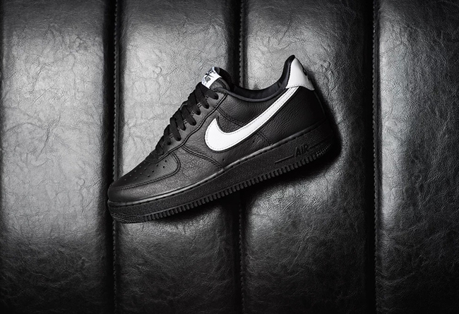Nike Air Force 1純黑色 復古感與時尚氣息兼具 1