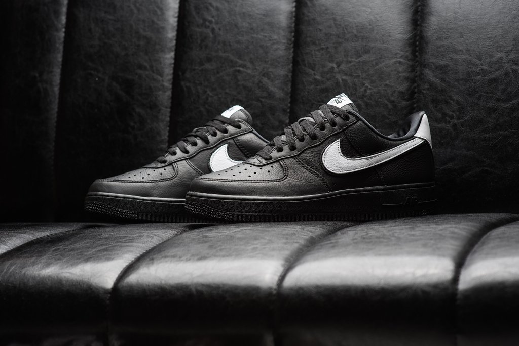 Nike Air Force 1純黑色 復古感與時尚氣息兼具 2