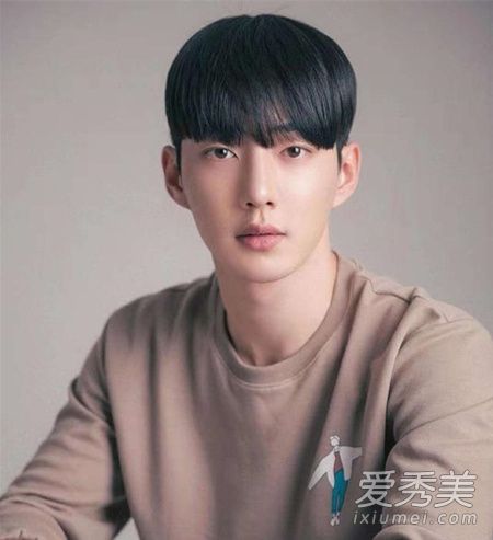 男生鍋蓋頭超帥發型怎么剪 銜接的比較自然 2