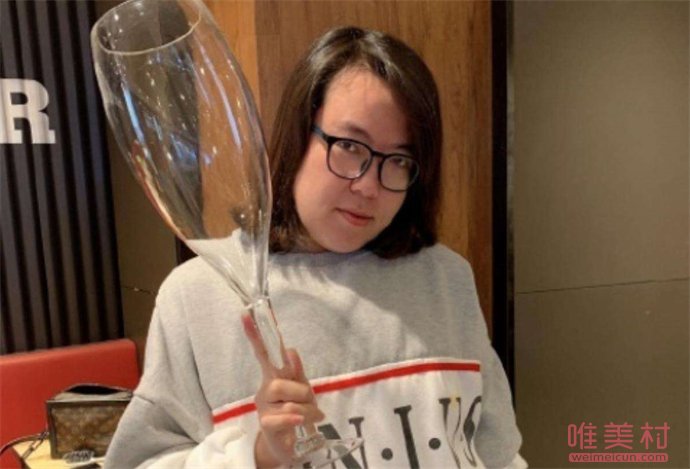 網(wǎng)紅浪胃仙承認整容 五官看起來更偏向女性了 1