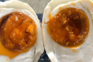 咸鴨蛋里面蛋黃黑黑的 咸鴨蛋黃有一層黑色能吃嗎