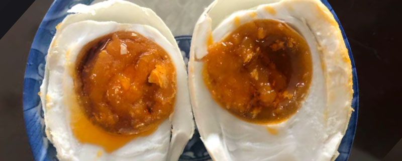 咸鴨蛋里面蛋黃黑黑的 咸鴨蛋黃有一層黑色能吃嗎 1