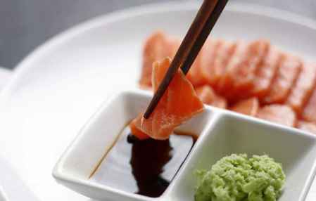 生吃三文魚蘸料怎么調 三文魚的最佳吃法 1