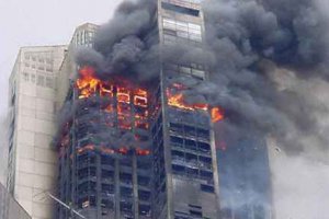 高層火災事件啟示 住高層頂樓著火怎么逃生