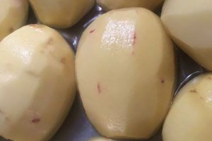 土豆削皮后有點綠色還能吃嗎 土豆削皮后淡綠色能吃嗎