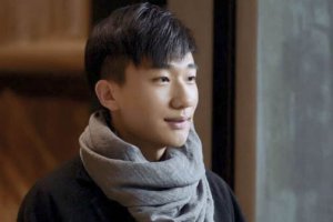 歡樂頌里的應勤和黃軒是同一個人嗎
