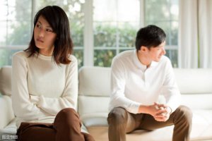 想起男友和前女友睡過就難受 心里堵得挺難受