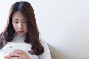 什么化妝品能遮住紅血絲