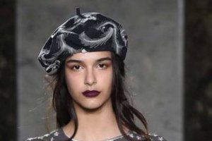 條紋t恤女怎么搭配 條紋t恤搭配什么裙子