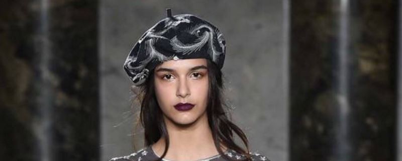 條紋t恤女怎么搭配 條紋t恤搭配什么裙子 1