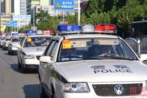 警車出動(dòng)為什么拉警報(bào) 不怕嚇跑壞人嗎