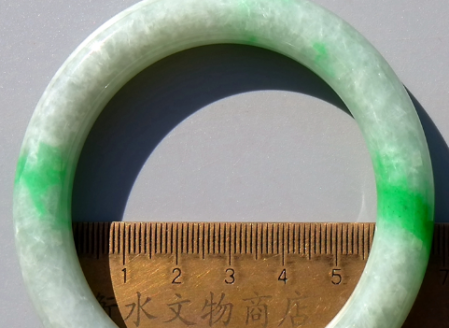 佘太翠玉手鐲能養人嗎 佘太翠玉手鐲價格高嗎 2
