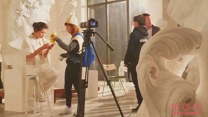 劉濤讓助理接口水 遭到了很多網友的吐槽 2