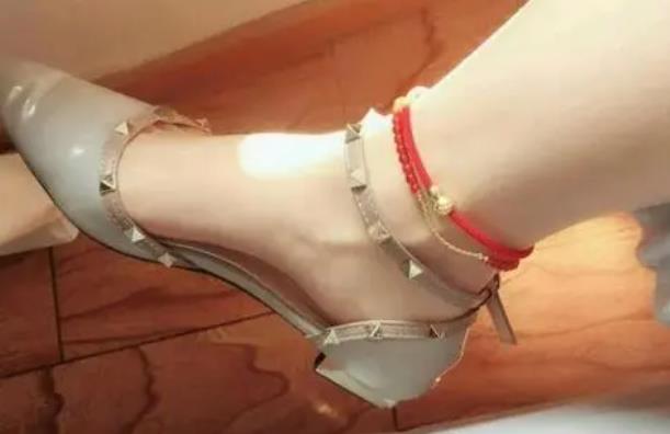 女生右腳戴紅繩代表什么 右腳戴紅繩的禁忌 2