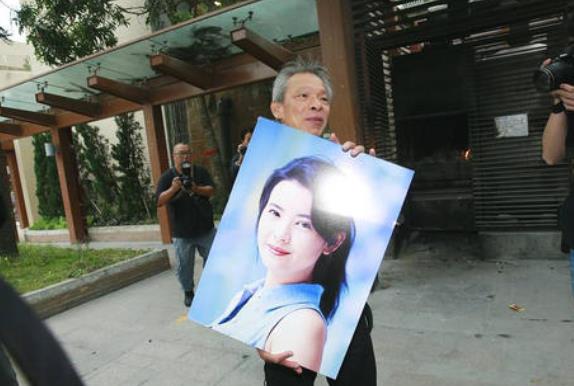 出殯的時候遺像一般誰拿 親人遺像放在哪里最好 2