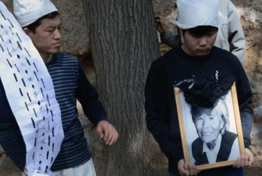 出殯的時候遺像一般誰拿 親人遺像放在哪里最好 3