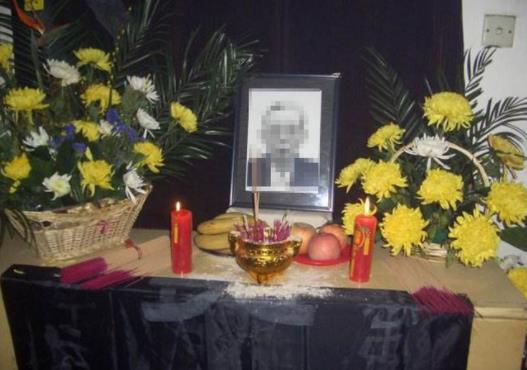 出殯的時候遺像一般誰拿 親人遺像放在哪里最好 4