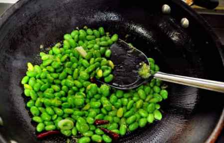 炒青豆要用水先煮嗎 青豆焯水時需放鹽嗎 4