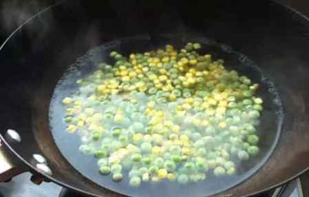 炒青豆要用水先煮嗎 青豆焯水時需放鹽嗎 2