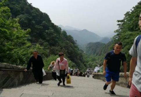 夫妻倆不能一起爬泰山嗎 夫妻爬泰山有什么禁忌 2
