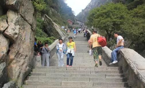 夫妻倆不能一起爬泰山嗎 夫妻爬泰山有什么禁忌 3