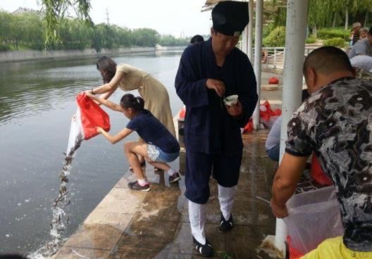 放生不會念咒有用嗎 堅持放生的人身上有光 3